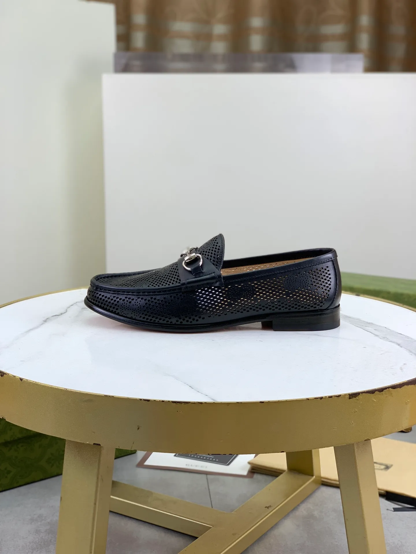 Factory price P980💰💎💎💎Top version (original high-grade genuine leather outsole) Full upper and inner lining cowhide punching design (summer essential) Brand: [GUCCi] Gucci's new business formal casual leather shoes Standard code: Men's size 39–44 (38 45 46 needs to be customized) Grade: Same as the official website Original quality Material: Original calfskin Water-dyed cowhide lining Original genuine leather outsole Style categories: Men's fashion Formal casual leather shoes Slip-on men's shoes series Young fashion European and American trends British style Casual matching Comfortable feet Color: 3️⃣ colors available Actual pictures